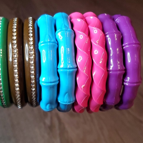 Multiple Color Plastic Bangle Bracelet Set - Picture 5 of 8